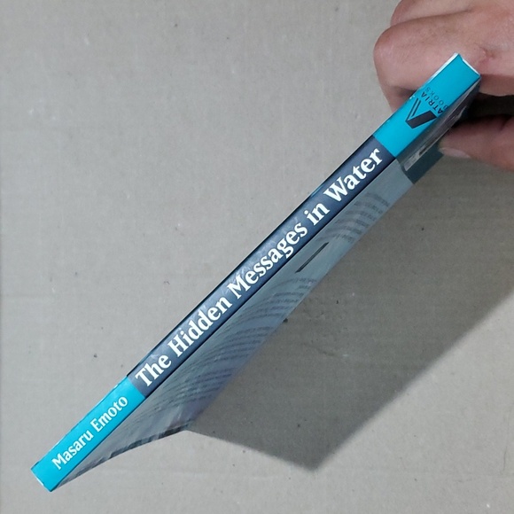 🌊 The Hidden Messages in Water Masaru Emoto 📚 - Picture 3 of 9